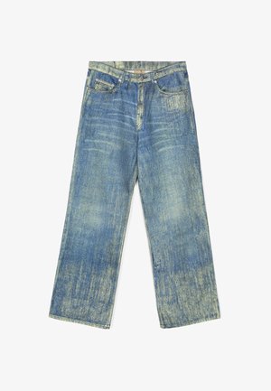Wijdvallende denim jeans in een lichte tot middelhoge blauwe kleurverloop met subtiele textuurvariaties en een klassiek vijf-pocket ontwerp. Vervaagde gebieden overal.