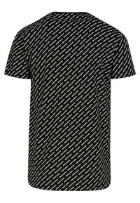 Schwarzes T-Shirt mit kurzen Ärmeln und diagonal verlaufendem, wiederholtem weißen Schriftzug "URBAN CLASSICS" über die gesamte Rückseite.