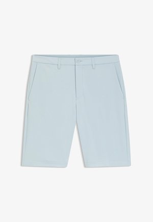 Hellblaue maßgeschneiderte Shorts mit Knopf- und Reißverschluss, Gürtelschlaufen und Seitentaschen, flach auf einem weißen Hintergrund liegend.