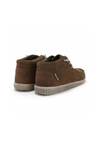 Zapatos casuales de ante marrón con cordones beige, con suelas texturizadas beige, fotografiados desde los ángulos trasero y lateral.