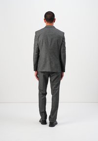 Grau meliertes Anzug mit einem strukturierten Blazer und maßgeschneiderten Hosen. Glatte Textur, eine Schlitze hinten und dezente Musterakzente.