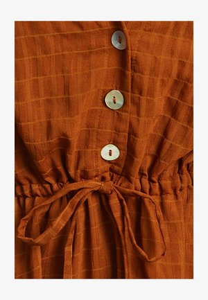 Roostepruun kleit labürindi mustriga, millel on neli ümmargust heledat nööpi ja seotud vöökoht. Tekstuuriga kangas pehme viimistlusega.