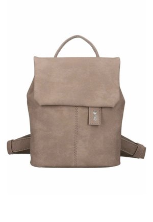Kompakter taupefarbener Leder-Rucksack mit Klappenverschluss, oberem Griff, verstellbaren Schulterriemen und kleinem vertikalem Markenetikett.