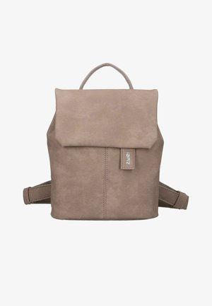 Kompakter taupefarbener Leder-Rucksack mit Klappenverschluss, oberem Griff, verstellbaren Schulterriemen und kleinem vertikalem Markenetikett.