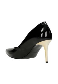 Czarny lakierowany szpilka z ostrym czubkiem, ozdobiona wycięciem dekoracyjnym i kontrastowym kremowym obcasem typu szpilka.