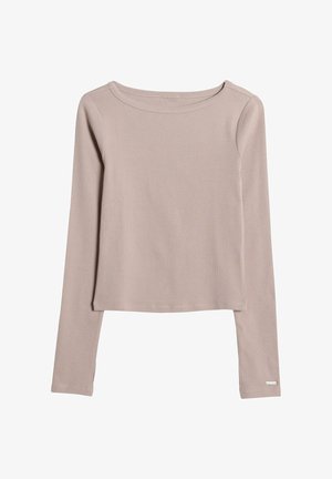 Cămașă lungă bej deschis dintr-un material moale și elastic. Prezintă un decolteu larg și un tiv ușor scurtat. Detalii subtile de cusătură.