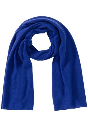 Écharpe tricotée bleu vif, enroulée librement avec les deux extrémités pendantes sur fond blanc.