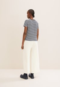 TOM TAILOR DENIM TMODERN STRIPE - Nyomott mintás póló - white blue stripe