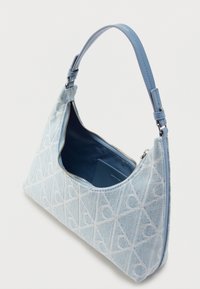 Ανοιχτό μπλε τσάντα χειρός με υφασμάτινη υφή που διαθέτει γεωμετρικό μοτίβο, κλείσιμο με φερμουάρ και λείο λουρί από δέρμα για μεταφορά.