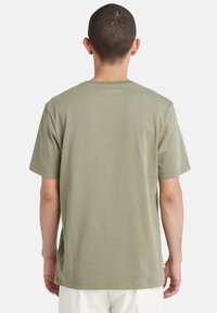 Timberland KENNEBEC RIVER TREE LOGO SHORT SLEEVE TEE - T-shirt print - cassel earth