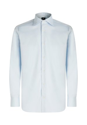 Camisa de manga larga azul clara, fabricada con una tela suave, que presenta un cuello clásico, cierre de botones y un dobladillo redondeado. Sin patrones ni acentos visibles.