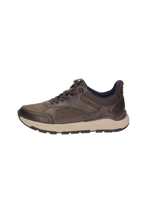 Bruine leren en suède sneaker met zwarte veters, beige zool en meshdetails rond de enkel op een witte achtergrond.
