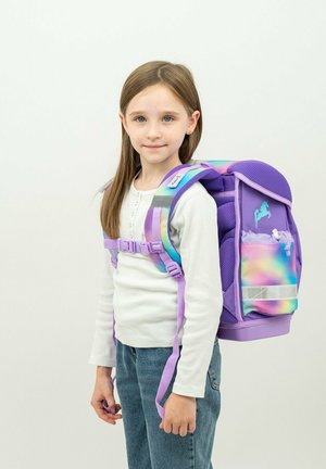 Lila Rucksack mit einem verlaufenden Muster, Netztextur, verstellbaren Trageriemen und reflektierenden Akzenten. Hat ein Einhorn-Design auf der Vorderseite.