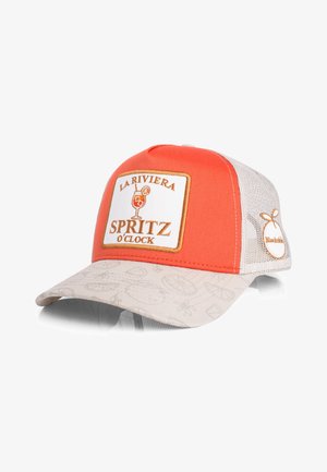 Oranžinė ir smėlio spalvos tinklelio kepurėlė su „LA RIVIERA SPRITZ O'CLOCK“ lipduku ir gėrimo iliustracija, pabrėžianti citrusinių vaisių raštus ant krašto.