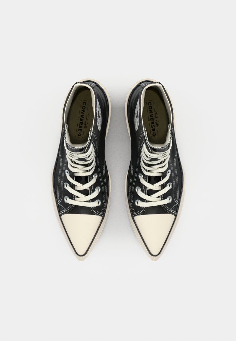 Sneakers alte nere con lacci bianchi e punta rinforzata, caratterizzati da una texture liscia e un logo a triangolo a contrasto sul lato.