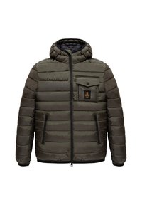 Giacca imbottita con cappuccio in verde oliva. Presenta una cerniera frontale, tasca sul petto con pattina e due tasche laterali con zip. Texture liscia.