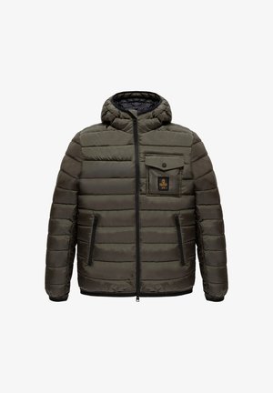 Giacca imbottita di colore verde oliva, con cappuccio, chiusura a zip e tasca sul petto con patta. Dettagli neri della zip lungo le tasche laterali.