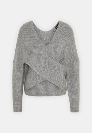 Suéter cinza envolvente com um decote em V profundo, mangas longas e textura canelada. Feito de um material de malha suave com um design assimétrico em camadas.