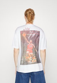 Only & Sons ONSCELEBRITY LIFE TEE UNISEX - Camiseta estampada - bright white