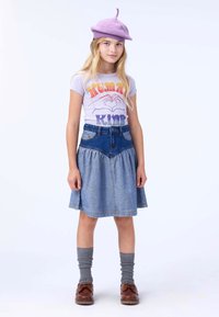 Lilla strikket beret, grafisk t-skjorte med tekst, blå denimskjørt med utvidet bunn, grå sokker og brune sko. Enkelt, hverdagslig antrekk.