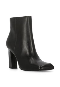 Stivaletto alla caviglia in pelle nera con punta a punta e tacco alto spesso. Texture liscia e dettagli di cuciture lungo i lati.