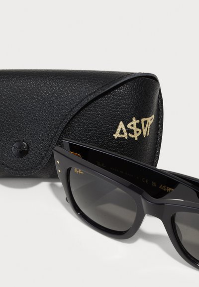 Черни слънчеви очила Ray-Ban с ъглови рамки, сиви стъкла, златни акценти и черна кожена кутия с релефно златно лого.