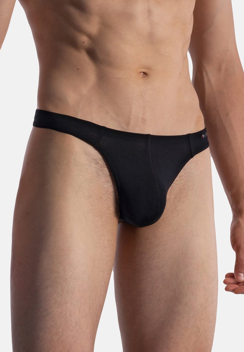 Schwarze Spitzenunterwäsche aus weichem Stoff, mit einem schmalen Bund, minimaler Abdeckung und glatter Textur ohne Muster.