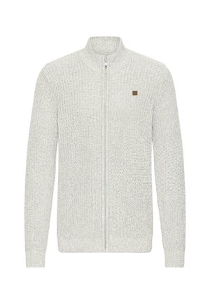 Cardigan tricotat de culoare gri deschis, cu fermoar pe toată lungimea, guler ridicat și un model texturat. Prezintă o mică etichetă logo maro pe piept.