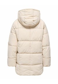 Abrigo beige acolchado con capucha, que presenta secciones acolchadas y un acabado texturizado. El diseño incluye mangas anchas y un corte holgado.
