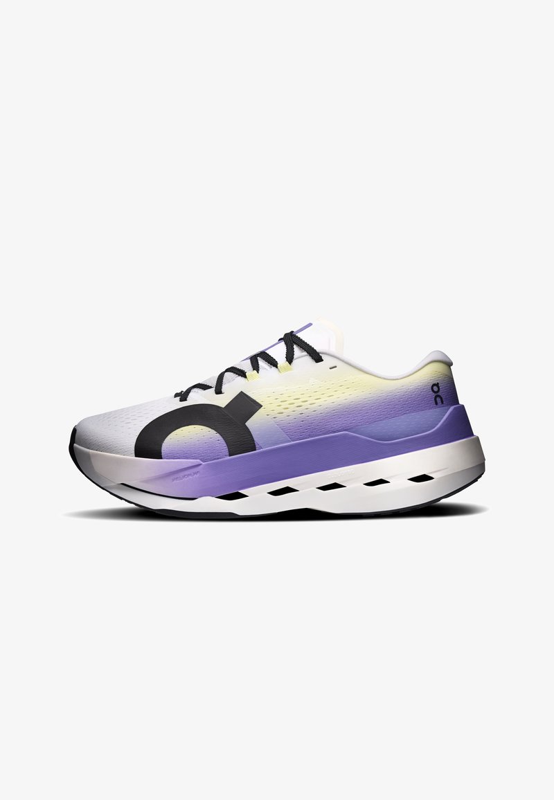Baskets de sport blanches et violettes avec lacets noirs et logo, design dégradé et semelle épaisse avec ouvertures de ventilation, vue de côté.