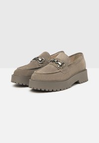 Mocassins en daim gris à enfiler, avec une semelle plateforme épaisse et des détails en chaîne argentée sur le dessus. Surface texturée et design à bout arrondi.