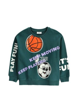 Ciemnozielona bluza z grafiką koszykówki i uśmiechniętej piłki nożnej, tekst "Keep Moving Keep Playing" i "Play Fun" na rękawach.