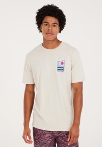 Beige short-sleeve t-shirt in lightweight fabric with a square graphic print featuring waves and a sun in pink and blue tones on the chest.