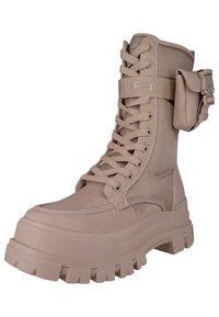 Stivale da combattimento beige con lacci, realizzato in nylon testurizzato, suola a piattaforma spessa e dettaglio con tasca laterale. Presenta un marchio evidente sulla cinghia.