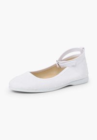 Bailarinas blancas con una superficie texturizada, correa ajustable en el tobillo, punta redondeada y suela plana de goma.