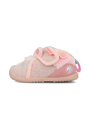 Zapato suave rosa para niño pequeño con tela suave, tira de velcro, detalle de huella de pata y suela de goma con parche lateral reflectante y lengüeta para tirar.