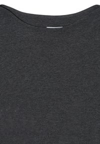 Czarny, szary t-shirt o miękkiej fakturze, zaokrąglonym dekolcie i krótkich rękawach. Tkanina ma delikatny melanż dla wzbogacenia wizualnego.