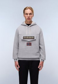 Grå hættetrøje med en frontlomme, med et logo-patch og et norsk flag. Hvide snore og ribbede manchetter fuldender designet.