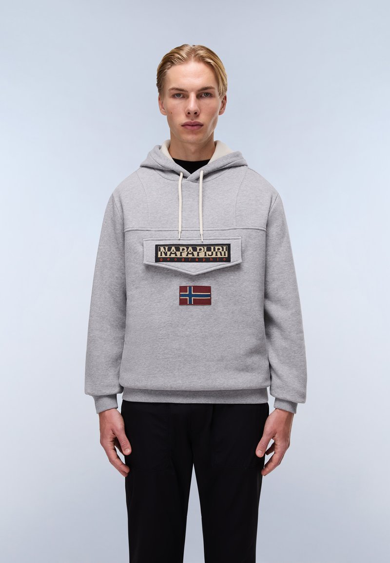 Grå hættetrøje med en frontlomme, med et logo-patch og et norsk flag. Hvide snore og ribbede manchetter fuldender designet.
