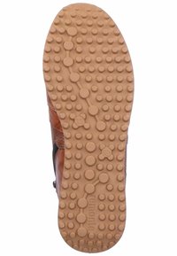 Podeszwa brązowego skórzanego buta z teksturowaną gumową powierzchnią o zaokrąglonych i owalnych wzorach. Zawiera oznaczenie marki po boku.