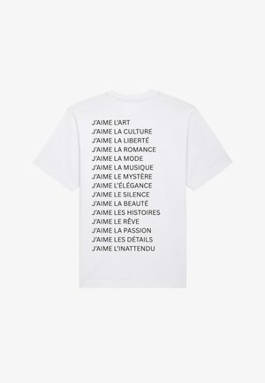 Weißes Baumwoll-T-Shirt mit vertikal schwarzem Text auf dem Rücken, der Phrasen auf Französisch enthält, die mit "J'aime" beginnen und verschiedene Interessen auflisten.