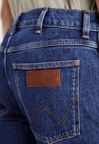 Wrangler HORIZON - Blugi drepți - soft fade
