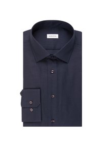 Chemise habillée bleu marine foncé à manches longues avec col classique et boutons de poignet, soigneusement pliée avec l'étiquette de la marque visible à l'intérieur du col.