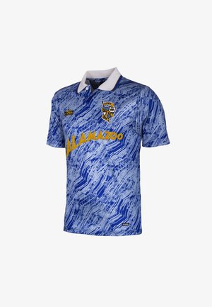 Blauw poloshirt met patroon en een witte kraag, met gele tekst "ALAMAZOO" en een badge. Gemaakt van lichtgewicht stof met een textuurontwerp.