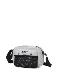 Zaino in tessuto grigio e nero con forma rettangolare, dotato di una grande tasca frontale, logo e spallacci regolabili. Design e texture semplici.