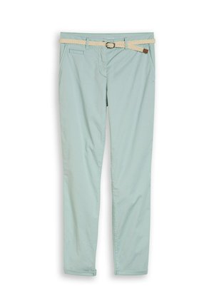 Lichtblauwe rechte broek met zijzakken en een beige geweven riem die door de riemlussen is geregen.