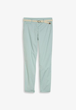 Lichtblauwe rechte broek met zijzakken en een beige geweven riem die door de riemlussen is geregen.