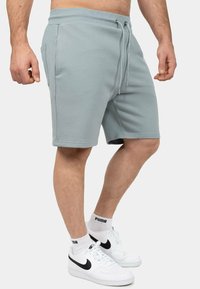 Lichtblauwe katoenen shorts met een elastische tailleband en trekkoord. Bevat zijzakken, een relaxte pasvorm en een gladde textuur.