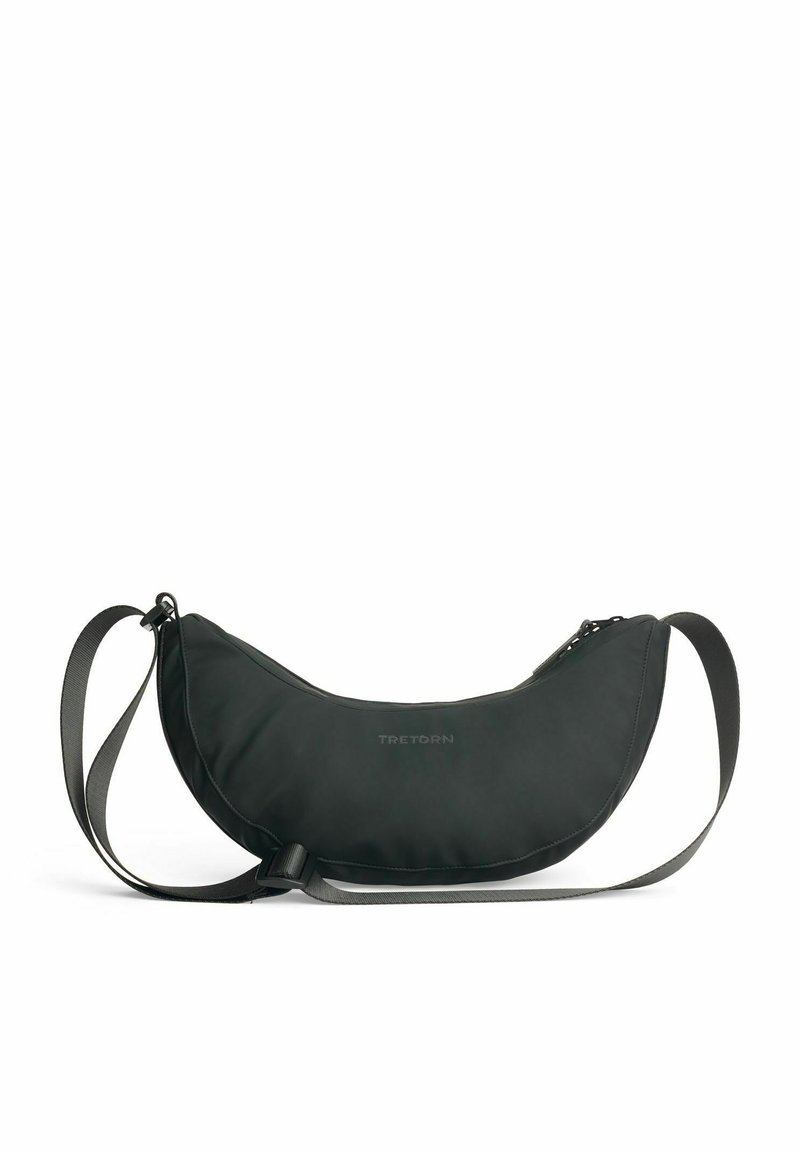 Sac à épaule noir incurvé, fabriqué en matériau durable, avec une fermeture zippée et une sangle réglable au texture en nylon. Marque Tretorn affichée.