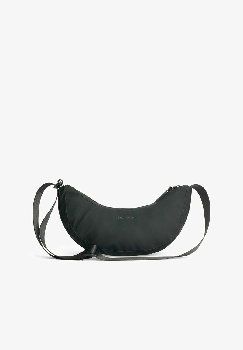 Sac à épaule noir incurvé, fabriqué en matériau durable, avec une fermeture zippée et une sangle réglable au texture en nylon. Marque Tretorn affichée.
